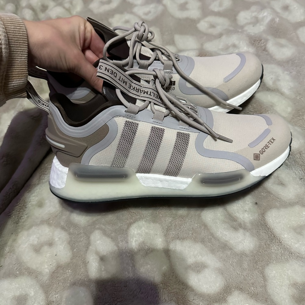 Adidas mens size 7 fit a womans 8/8.5